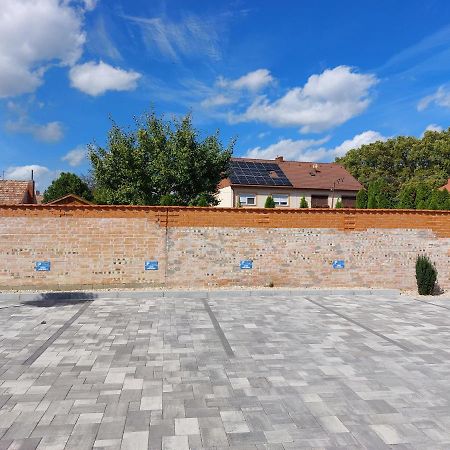 Linden Apartman 104 - Adults Only Mosonmagyaróvár Eksteriør bilde