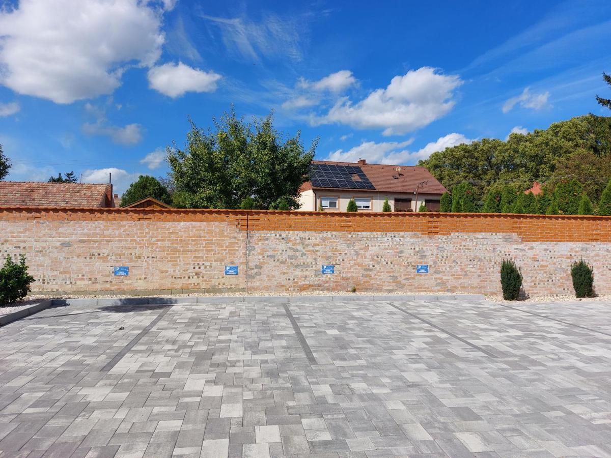 Linden Apartman 104 - Adults Only Mosonmagyaróvár Eksteriør bilde